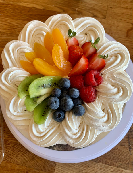 Njut av en ljuvlig vegansk frukttårta med sockerkaksbottnar, vaniljkräm, crème chantilly, hallonsylt, färska jordgubbar och toppad med blandade frukter. Besök www.novabakery.se för att upptäcka vårt utbud av veganska tårtor och bakverk. Smaka på det bästa av naturens godsaker hos oss! Göteborg.